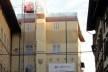 Edifício em recuperação isolado por telas com impressões, Piazza della Repubblica, Florença