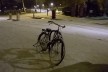 Bicicleta estacionada sob a neve, proóxima ao parque de Primrose Hill. Londres, Inglaterra, fevereiro 2009