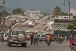 Porto Príncipe, Haiti, 2010. A população tenta retomar a vida com os escombros compondo a paisagem da cidade