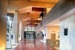 02. Edifício da Municipalidad de Córdoba, hall edifício administrativo, núcleo de circulações e serviços em mármore branco e mezanino suspenso, arquitetos Santiago Sánchez Elía, Federico Peralta Ramos y Alfredo Agostini / Escritório Sepra