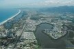 Vista Aérea do Jacarepaguá: Urbanização Modernista baseada no transporte por automóvel, comunidades muradas e shopping centers. Parques ao longo dos corredores realizado por Fernando Chacel. Existe uma oportunidade para o Plano dos Corredores Verdes prote