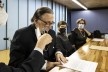 Carlos Lemos se preparando para ler seu texto de agradecimento pelo título de Professor Emérito