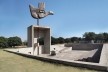 Monumento “Mão Aberta” em Chandigarh, de Le Corbusier