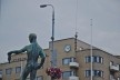 Arte urbana, escultura na Ponte Hämeensilta sobre o rio Tammerkoski no centro urbano com edificação preservada ao fundo