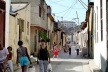 Rua San Bartolomé. O espaço linear do centro histórico urbano de Santiago de Cuba continua sendo portador de vitalidade e dinamismo em seu uso cotidiano por parte de seus habitantes e visitantes