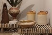 Mesa com design de Janete Costa, numa versão em granito, adaptada por Jaqueline Fiuza