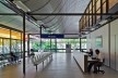 Centro de Tecnologia da Rede Sarah, sala de espera com luminárias, ventiladores e caixa de som produzidos pelo CTRS, Salvador BA. Arquiteto João Filgueiras Lima, Lelé