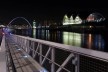 Vista noturna do rio Tyne, com dois ícones da arquitetura contemporânea: Millenium Bridge e The Sage