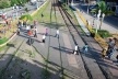 Aspecto de passagem de nível na área central de Juiz de Fora, contígua à Estação de mesmo nome, no coração da velha Manchester Mineira