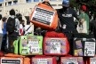 Cartazes escondem publicidade das empresas em manifestação dos entregadores de aplicativo na praça Charles Miller, Pacaembu, São Paulo, 25 jul. 2020