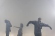 Corpos no espaço preenchido de fumaça
