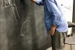 Ruy Ohtake desenhando em giz croquis da Embaixada do Brasil e da Casa do Embaixador no Japão
