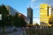 Vista dos prédios da Sony Center (esquerda), Sony Center Tower (mais alto ao centro) e Hotel Grand Hyatt (direita), a partir da esquina da Potsdamer Straße com a Ben-Gurion Straße