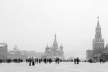 Praça Vermelha. Ao fundo, a Catedral de São Basílio; à direita, o muro do Kremlin.