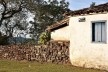 Muro de alvenaria de pedra seca, construído em canga, da casa paroquial da Capela de São João Batista, Ouro Preto MG, 2015