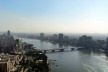 Rio Nilo cortando Cairo e Gizé com as pirâmides ao fundo