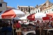 Por dentro da Cidade Antiga. Feira de produtos locais, na praça