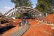 Fundação Darcy Ribeiro. Beijódromo: montagem da estrutura de cobertura e execução da arquibancada. Instituto Brasileiro de Tecnologia do Habitat, Arquiteto João Filgueiras Lima, Lelé. Brasília DF, Brasil, 2010