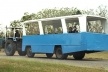 Ônibus tracionado por trator no Jardim Botânico de Havana