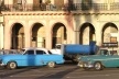 Automóveis em frente das arcadas tradicionais das avenidas do Centro de Havana