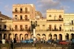 Prédios residenciais e de escritórios, do final do século XIX, na frente do Capitólio de Havana