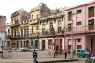 Prédios residenciais tradicionais e intervenção moderna, Habana Vieja