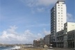 Passeio do “Malecón”, quebra-mar de Havana. Prédios do início do século XX e torre de apartamentos dos anos 50