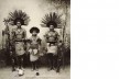 Retrato de três índios com cocar, arco e flechas, 1910