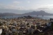 Mindelo, vista da Baía do Porto Grande a partir do bairro Chã de Alecrim, em que se percebe a relação da cidade com a paisagem envolvente