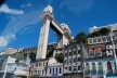 Centro Histórico de Salvador, aspecto de casarões na encosta e o Elevador Lacerda