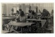 Alunas do curso de Arquitetura desenhando sobre pranchetas