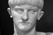 Nero Germanicus. Dizem alguns maluco, outros reformador. Seu urbanismo recebia rústico pré-tratamento, aplainando-se a área da obra com terrível incêndio. Verdade ou não, o incêndio ocorreu, as cinzas e os ferros torcidos são encontrados até hoje