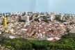 Fig. 3 – Vista tradicional de Cuiabá a partir da torre da Embratel, junho de 2002. Observa-se o Parque do Morro da Luz e seu potencial paisagístico em contraste com a cidade e seus edifícios. A Avenida paralela ao Parque é a Tenente Coronel Duarte, popula