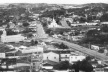 Fig. 15 – À esquerda, vista do Córrego da Prainha já canalizado e entorno na década de 1970; ao fundo da mesma imagem está a Igreja Nossa Sª. do Rosário e à esquerda a Igreja do Senhor dos Passos