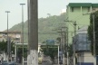 Avenida Carlos Lindenberg nas proximidades do bairro da Glória, tendo o Convento da Penha com visibilidade obstruída por edificação