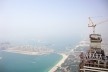 Vista panorâmica da cidade. Palm Jumeirah à esquerda e Burj Al Arab ao fundo