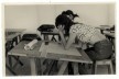 Alunas do curso de Arquitetura desenhando sobre pranchetas