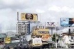 Avenida Brigadeiro Faria Lima, 2000 – Anúncios em outdoors e luminosos. Congestionamento de informações, cores, símbolos e confusão para a leitura das mensagens