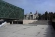 Museo de la Memória y los Derechos Humanos, vista da praça da entrada do museu, Santiago, Chile. Arquitetos Mario Figueroa, Lucas Fehr e Carlos Dias/ Estúdio América