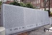 Monumento em Providence RI, muro com nomes das vítimas americanas. Inscrição: “Nenhum lapso de tempo, nenhuma distância no espaço fará você ser esquecido”
