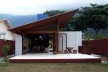 Residência em Guaecá, São Sebastião SP Brasil, 2006. Arquitetos Henrique Fina, Luis Mauro Freire e Maria do Carmo Vilariño (autores) / Projeto Paulista
