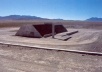 Michael Heizer, Complex City, 1972, Nevada. Concreto, aço, terra compactada; 7x366x159 m