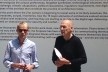 Rem Koolhaas (à direita) na entrada do Pavilhão Principal, Mostra de Arquitetura da Bienal de Veneza