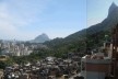 Vista da favela Santa Marta, com a cidade situada nas areas baixas. Cristo Redentor ao lado direito. A cidade possui alto contraste de florestas e áreas densamente urbanizadas
