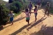 Crianças na via principal da comunidade