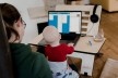 Mãe em home office