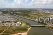 O Rio Sergipe corta a cidade de Aracaju, na foto, observa-se uma grande área de preservação do manguezal e imensos vazios urbanos decorrentes das antigas políticas de urbanização da cidade