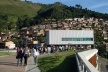 Miranto sobre o Colégio Santo Domingos, com o Auditório em segundo plano e a favela ao fundo