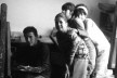 Siron Franco, aluno, pintando, acompanhado de colegas na Escola goiana de Belas Artes, década de 1960