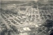 Fig. 1 - Vista aérea da cidade em 1950 mostrando o encontro das ferrovias. Ao centro conjunto ferroviário da Estrada de Ferro Goyaz, ainda existente. À direita, conjunto ferroviário da Companhia Mogiana, demolida na década de 1970